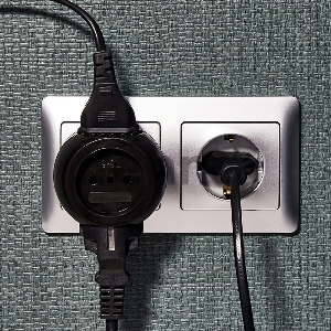 Тройник электрический «Шар» 220 В 6 А черный REXANT